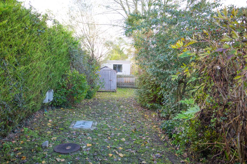 Lot: 41 - SEMI-DETACHED COTTAGE WITH RURAL OUTLOOK - 